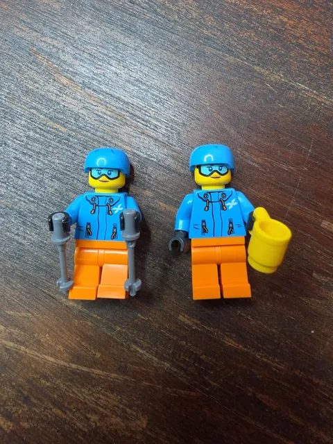 Lego Minifigure Skiers 2 Figure