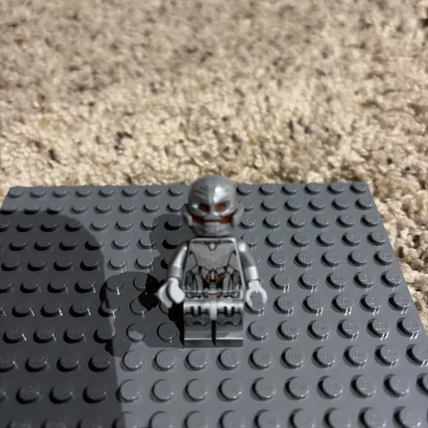 LEGO Ultimate Ultron Minifigure Marvel Avengers Age of Ultron (cracks under arms