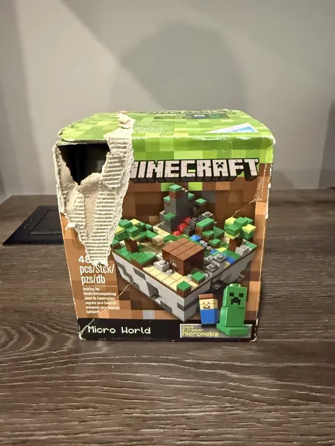 21102 Lego Minecraft Micro World (NEW w/ Damaged Box)