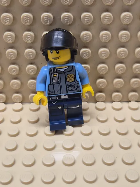LEGO City Minifig cty0362 - Undercover Elite Police - Light Scratches/No Cracks