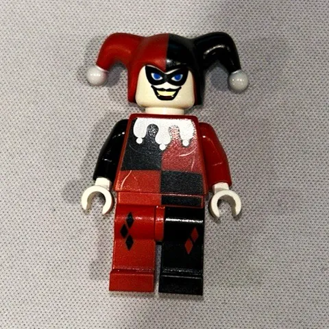 LEGO DC Harley Quinn Minifigure Red/Black Jester Outfit w/ Small White Round