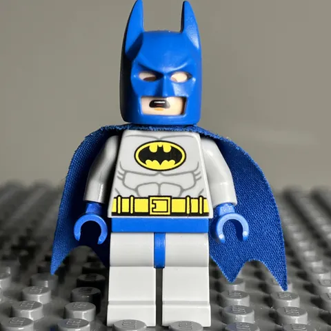 LEGO Super Heroes Batman (sh0111) Minifigure from set 10724 Batarang Retired 3C
