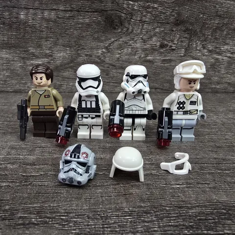 Lego Star Wars Mini Figs Lot of 4 Plus Accessories