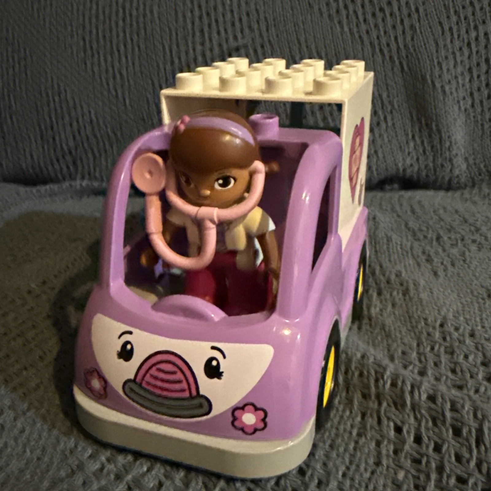 Duplo Purple Vet Dr. DOC MCSTUFFINS Band aid Cross Medical Figure Ambulance A10