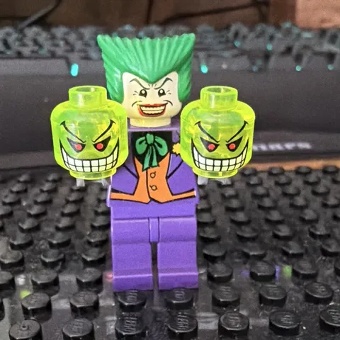 LEGO 7782 Original Joker Minifigure w/ Bombs