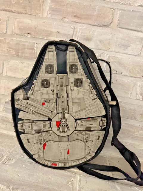 LEGO STAR WARS MILLENNIUM FALCON ZIPPERED STORAGE BAG MINI FIGURE CARRYING CASE