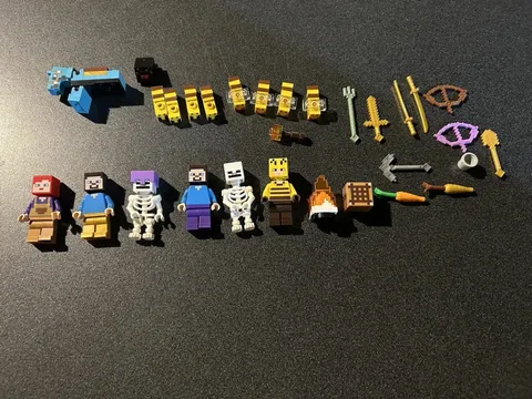 LEGO Minecraft Minifigure Lot - Bee keeper With Bees - Accessories  Weapons Mini
