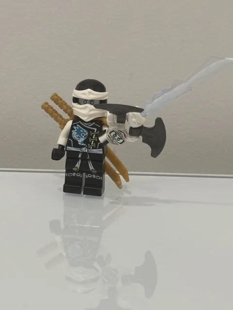 LEGO NINJAGO Zane skybound Minifigure w/ Weapons njo189 excellent condition