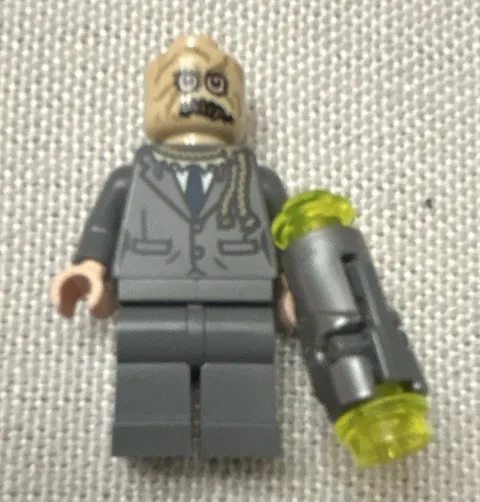 LEGO DC Scarecrow Minifigure with weapon