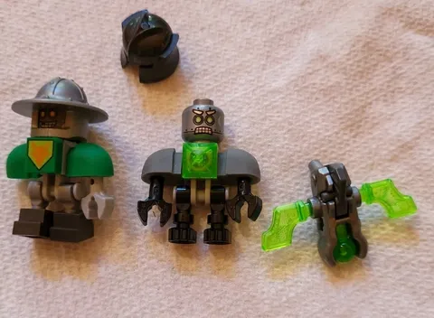 2 Lego Nexo Knights Minifigure - CyberByter Bot With Helmet Weapon + Aaron