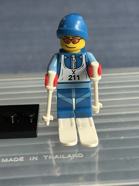Lego Skier Minifigure Series 2 Complete Collectible 8684 CMF Retired