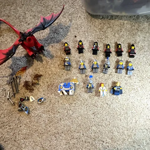 LEGO Castle Kingdoms Minifigure Lot King/Queen Knights Dragon Horse 15 mini figs