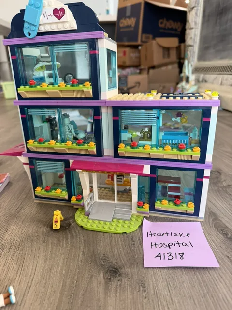 LEGO FRIENDS: Heartlake Hospital 41318-Complete- minifigs ambulance helicopter