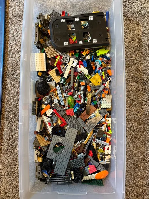10lb Lego bulk bin- old and new Legos