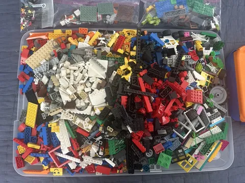 LEGO 9 Pounds Bulk Lot of  Building Bricks pieces random colors case Mini Figure