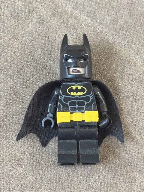 Batman with Utility Belt and Head Type 1: Lego Minifigure
