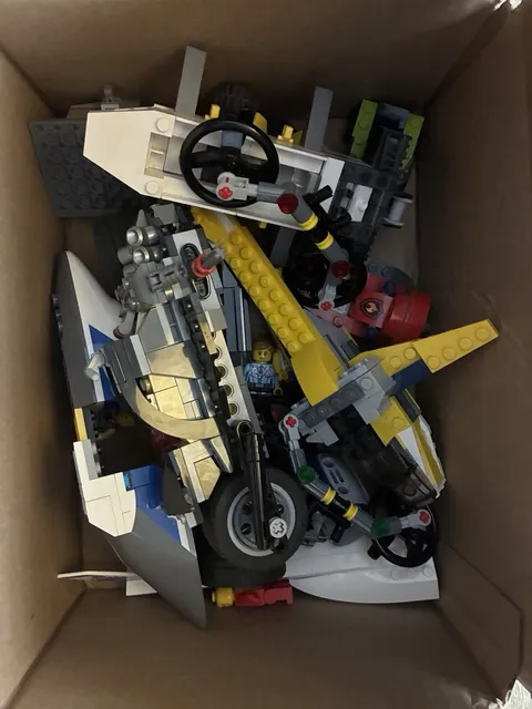 LEGO Mixed Bulk Lot Minifigures Vehicle/City Builds Assorted Pieces
