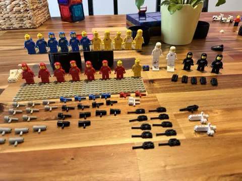 LEGO Classic Space Vintage Astronaut/Spaceman Minifigure Lot w/ Accessories