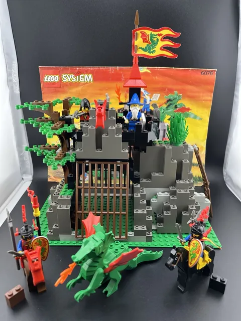 LEGO Castle: Dark Dragon's Den (6076) Incomplete w Minifigures & Instructions