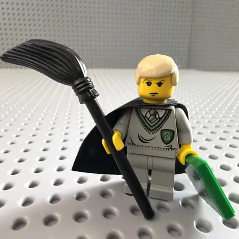 Draco Malfoy Minifigure - LEGO Harry Potter Broom Slytherin Tile Stars hp040