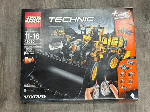 LEGO TECHNIC Volvo L350f Wheel Loader (42030)