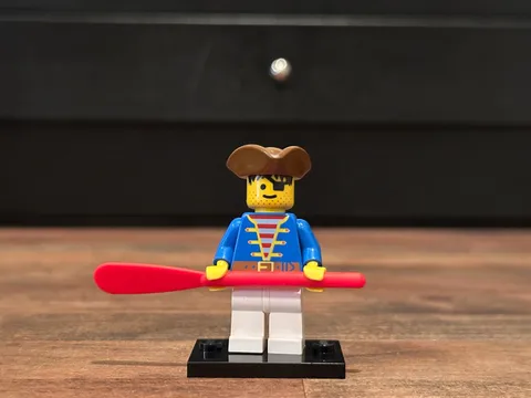 LEGO Pirates Pirate Minifigure (pi080) w/ Boat & Oar – Vintage