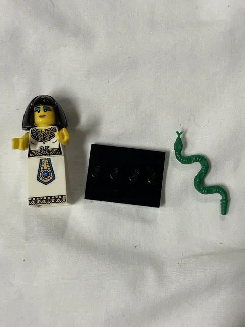 New Genuine LEGO Egyptian Queen Minifig with Snake Series 5 8805
