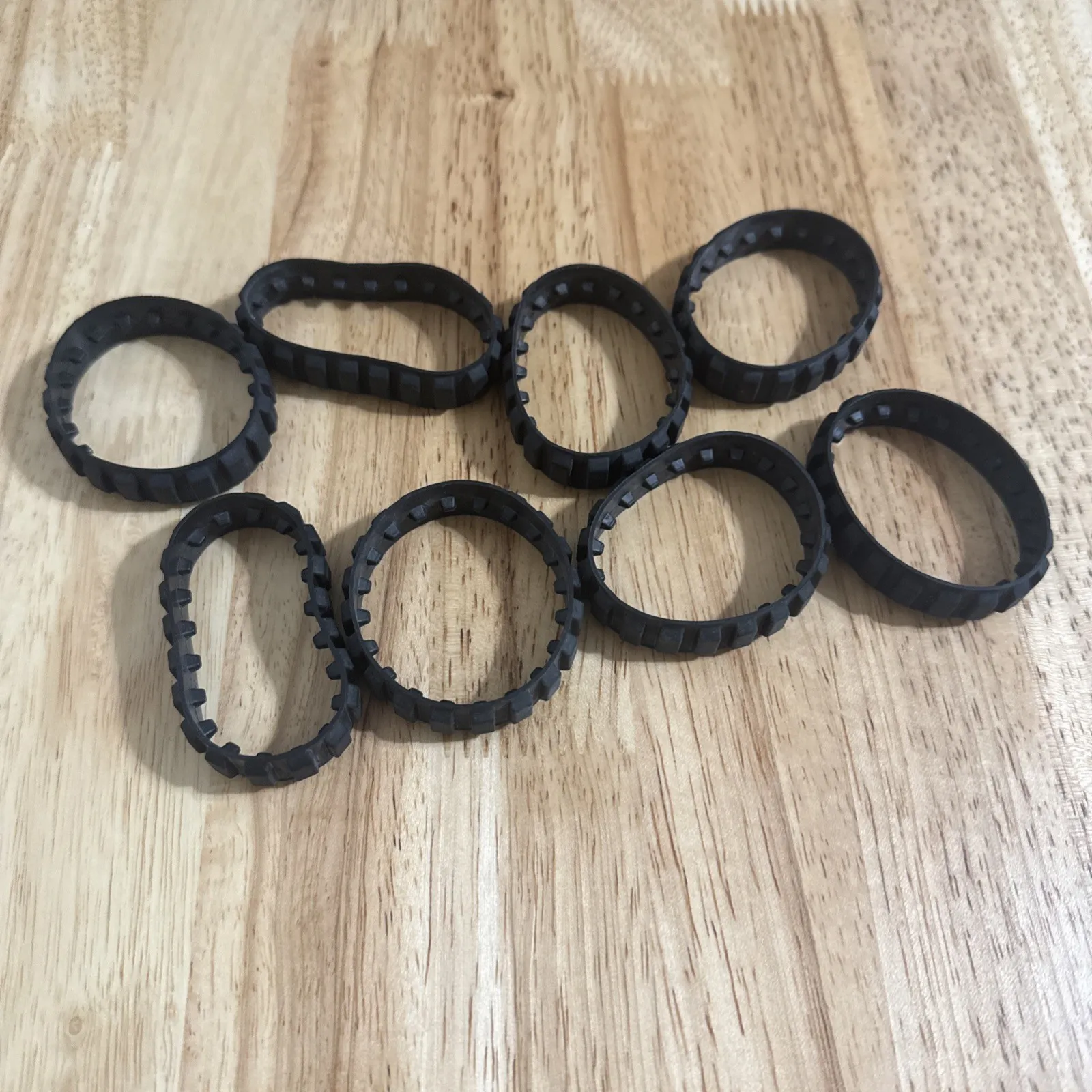 LEGO BULK LOT OF 8 BLACK RUBBER TREAD SMALL 20 LINKS #X939