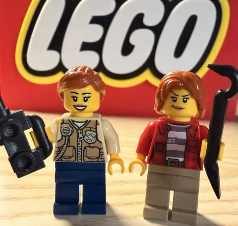 Lego Swamp Police Officer & Crook Minifigures With Accessories 