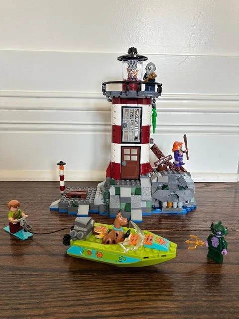 LEGO SCOOBY-DOO:Haunted Lighthouse-complete build w/ all minifigures READ