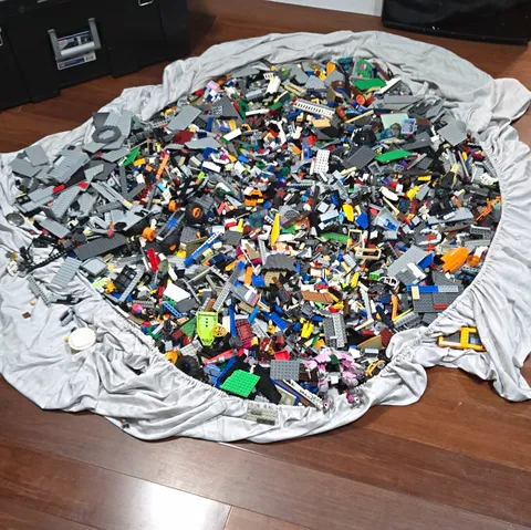 miscellaneous lego lot ( thousands of pieces with parts of 2018 Death Star )