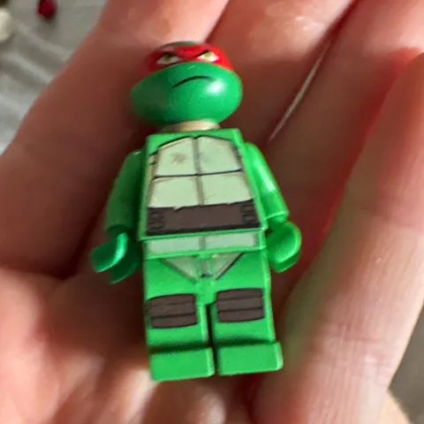 LEGO Teenage Mutant Ninja Turtles Raphael Minifigure with Shell, Red Mask