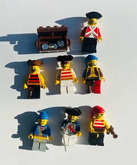 LEGO Lot 7  vintage Pirate Minifigures treasure Chest Coins