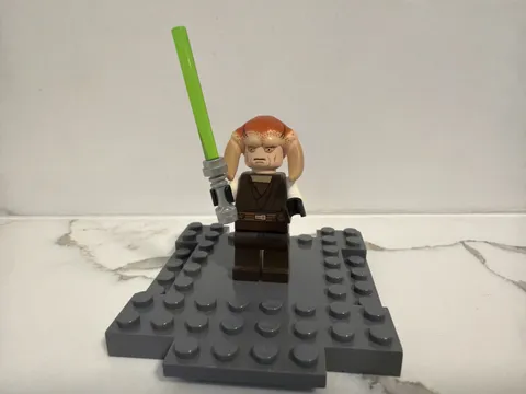 LEGO Star Wars Saesee Tiin Minifigure with Green Lightsaber & Brown Outfit