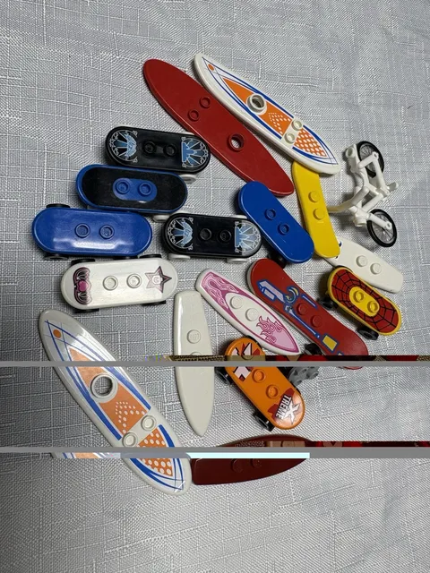 LEGO 19 Pieces Minifigure Accessories Surfboards Snowboards Skateboards Lot