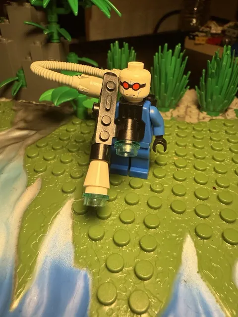 LEGO Classic Mr. Freeze Minifigure 7783/7784 Batman Batcave 2006