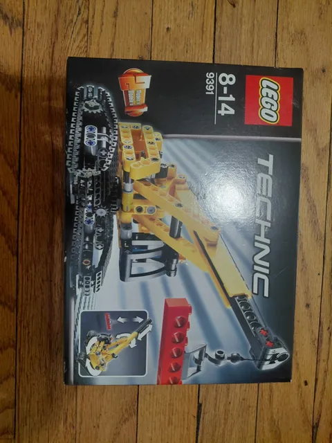 LEGO 9391 TECHNIC Tracked Crawler Crane   New, Factory Sealed Box