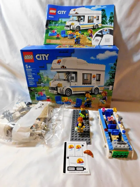 LEGO City Holiday Camper Van 60283