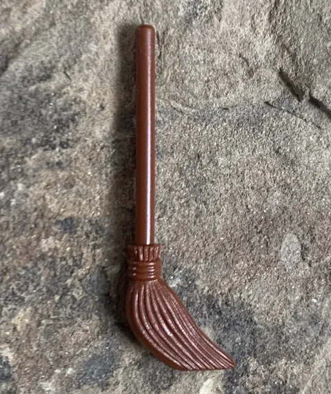 LEGO 4332 Reddish Brown Minifigure, Utensil Broom (x1)