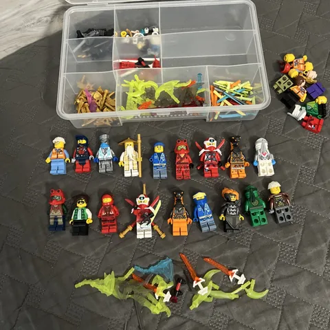 Lego Random Minifigure And Parts Lot 18 Figures Plus Spare Parts / Weapons