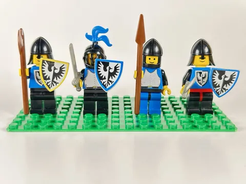 LEGO Vintage Castle/Knights Black Falcon lot of 4 with weapons (bf1)