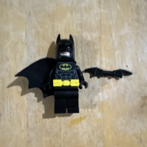 LEGO Batman Minifigure w/ Black Cape & Batarang Bat Accessory