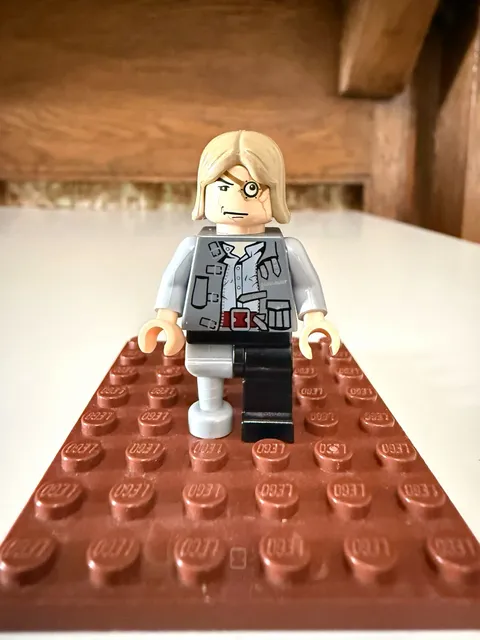 LEGO Harry Potter Mad-Eye Moody (hp070) minifig with peg leg. Near mint.