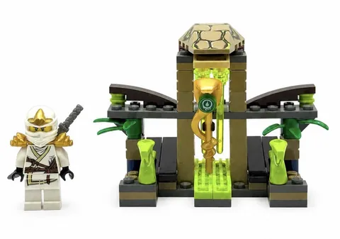 LEGO NINJAGO: Venomari Shrine #9440 with Mini Figures & Snakes 100% Complete