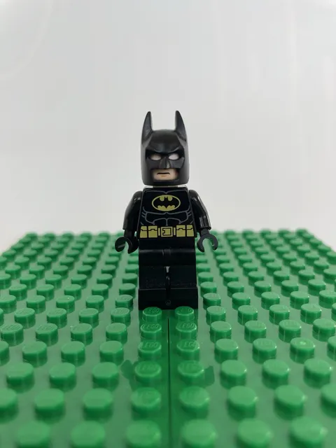 Lego Batman Black Suit w/ Yellow Belt