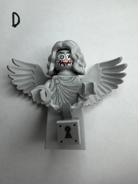 new LEGO female Statue with wings Minifig from Arkham Asylum set 76300