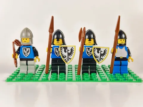 LEGO Vintage Castle/Knights Black Falcon lot of 4 with weapons (bf4)