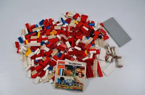Vtg 80's LEGO Bulk Lot of Loose Bricks & THE LEGO STORY BOOKLET Samsonite Corp