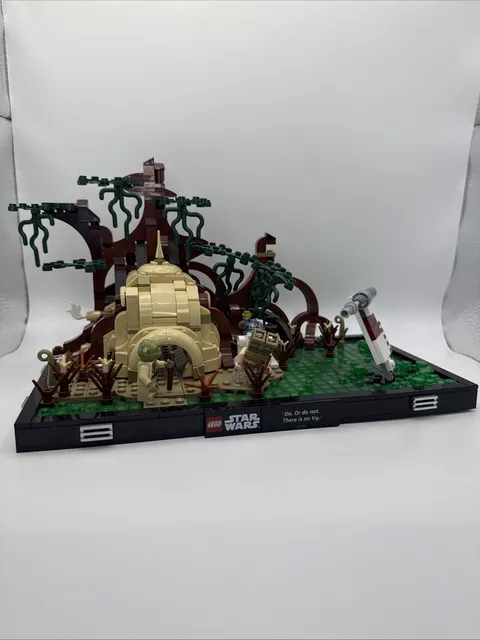 LEGO Star Wars: Dagobah Jedi Training Diorama (75330)
