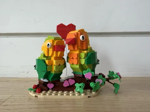LEGO Iconic: Valentine Lovebirds (40522) Birds Parrots 